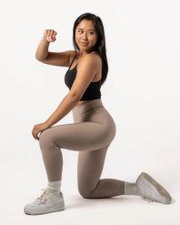 Damskie legginsy 7/8 na jogę i pilates, bez przedniego szwu – jasnoróżowy. Czerwone legginsy AESTHETIC WOLF, bez wzorów, z dzianiny. Za 149.99 zł.