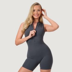 Kombinezon damski fitness z zamkiem bez rękawów Zip-Up NEO Iron. Szare kombinezony GYMBEAM, s, bez wzorów, z dresówki, biznesowe, bez kołnierzyka, bez ramiączek. Za 153.90 zł.