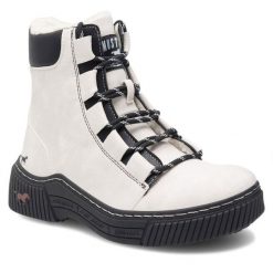 Botki Mustang. Białe botki Mustang, bez wzorów, bez obcasa, na płaskiej podeszwie, bez zapięcia. Za 303.99 zł.