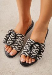 Czarne Klapki z Plecionką i Geometryczną Klamrą Nemornell. Czarne klapki Renee, bez wzorów, boho, bez obcasa, na płaskiej podeszwie, bez zapięcia. Za 79.99 zł.