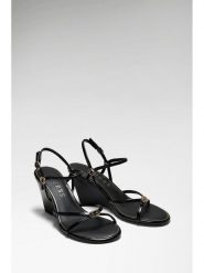 Guess Sandały 182988 Czarny. Czarne sandały Guess, z aplikacjami, bez obcasa, na słupku, bez zapięcia. Za 494.99 zł.
