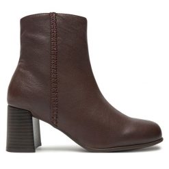 Botki Clarks. Brązowe botki Clarks, bez wzorów, bez obcasa, na słupku, bez zapięcia. Za 299.99 zł.