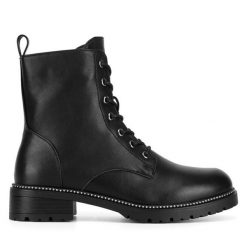 Botki JENNY. Czarne botki Jenny, bez wzorów, bez obcasa, na płaskiej podeszwie, bez zapięcia. Za 159.99 zł.