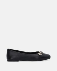 SKÓRZANE BALERINY ZE ZŁOTĄ OZDOBĄ A533 BLACK. Czarne baleriny Venezia, z aplikacjami, ze skóry, bez obcasa, bez zapięcia. Za 259.00 zł.