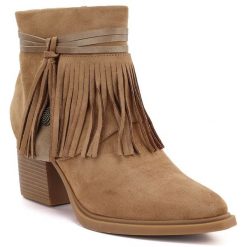 Botki damskie kowbojki z frędzlami ocieplane camel M.Daszyński. Brązowe botki M.Daszyński, bez wzorów, z nubiku, eleganckie, bez obcasa, bez zapięcia. Za 169.99 zł.