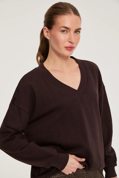 Bluza z dekoltem w serek brązowa. Brązowe bluzy MOODO, l, bez wzorów, z bawełny, bez ramiączek, bez kaptura. Za 89.99 zł.