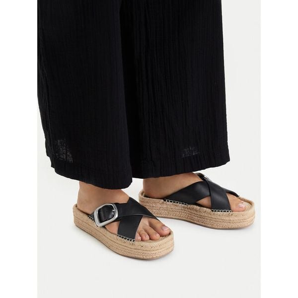 Klapki Calvin Klein. Czarne klapki Calvin Klein, bez wzorów, bez obcasa, bez zapięcia. Za 278.99 zł.
