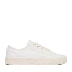 Tenisówki Guess Jeans. Białe trampki Guess Jeans, z aplikacjami, z jeansu, bez zapięcia. Za 189.99 zł.