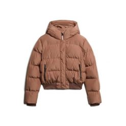 Damska kurtka puchowa Superdry. Brązowe kurtki Superdry, bez wzorów, z puchu, bez kaptura. Za 556.95 zł.