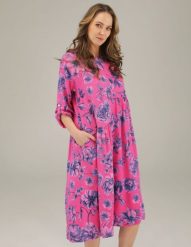 Luźna sukienka w kwiaty. Czerwone sukienki Unisono, l, bez wzorów, z wiskozy, bez kołnierzyka, bez ramiączek. Za 199.00 zł.