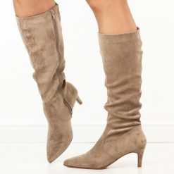 Coffee zamszowe kozaki damskie Sergio Leone Kz28. Kozaki Sergio Leone, na jesień, bez wzorów, z jeansu, eleganckie, ze szpiczastym noskiem, bez obcasa, na szpilce, bez zapięcia. Za 279.00 zł.