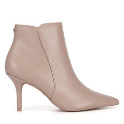 Botki Nine West. Brązowe botki Nine West, bez wzorów, bez obcasa, na szpilce, bez zapięcia. Za 181.99 zł.