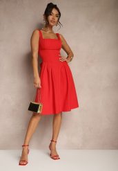 Czerwona Sukienka o Rozkloszowanym Fasonie z Kokardą na Tyle Soneritia. Czerwone sukienki Renee, m, bez wzorów, eleganckie, bez kołnierzyka, bez ramiączek, midi, rozkloszowane. W wyprzedaży za 125.99 zł.