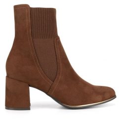 Botki JENNY. Brązowe botki Jenny, bez wzorów, bez obcasa, na słupku, bez zapięcia. Za 127.99 zł.
