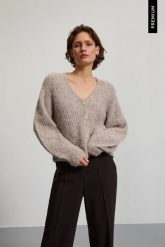 Dzianinowy kardigan beżowy. Brązowe swetry MOODO, l, bez wzorów, z dzianiny, bez ramiączek. Za 169.99 zł.