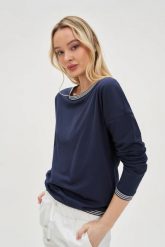 Bawełniana bluzka z długimi rękawami granatowa. Bluzki MOODO, l, bez wzorów, z bawełny, bez kołnierzyka, bez ramiączek. Za 79.99 zł.