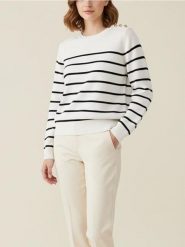 Sweter w paski z ozdobnymi guzikami na ramieniach - biały. Białe swetry Sinsay, l, bez wzorów, bez ramiączek. Za 35.99 zł.