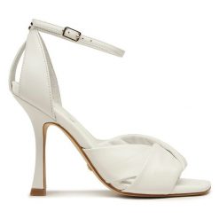 Sandały Guess. Białe sandały Guess, z aplikacjami, bez obcasa, na szpilce, bez zapięcia. Za 789.99 zł.