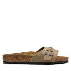 Klapki Birkenstock. Brązowe klapki Birkenstock, bez wzorów, bez obcasa, bez zapięcia. Za 599.99 zł.