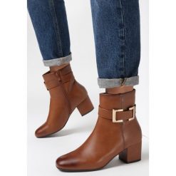 Brązowe Botki Celata. Brązowe botki Born2be, z aplikacjami, eleganckie, za kostkę, bez obcasa, na obcasie, bez zapięcia. W wyprzedaży za 118.99 zł.