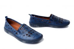 MANITU 840073-05 blau, półbuty damskie. Niebieskie półbuty wsuwane Manitu, na lato, w ażurowe wzory, ze skóry, bez obcasa. Za 319.90 zł.