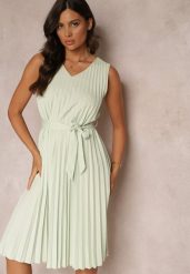 Miętowa Sukienka Midi z Plisowanej Tkaniny z Materiałowym Paskiem Eudoxia. Zielone sukienki Renee, na komunię, m, bez wzorów, z materiału, eleganckie, bez kołnierzyka, bez ramiączek, midi, rozkloszowane. W wyprzedaży za 63.99 zł.