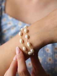 Pierres delicates Pozłacana bransoletka z perłami rozmiar: onesize. Białe bransoletki Pierres delicates, z perłą, pozłacane. Za 69.99 zł.