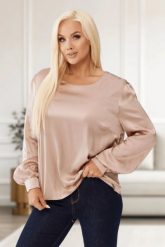 Beżowa satynowa bluzka Bella z łezką na plecach PLUS SIZE XXL OVERSIZE WIOSNA. Brązowe bluzki Moda Size Plus Iwanek, plus size, bez wzorów, z elastanu, biznesowe, bez kołnierzyka, plus size, bez ramiączek. Za 219.90 zł.