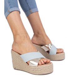 Jeansowe klapki espadryle na koturnie niebieskie. Niebieskie espadryle bez wzorów, z jeansu, casualowe, bez obcasa, na koturnie. Za 88.44 zł.