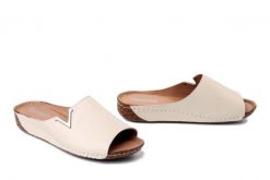 ARTIKER RELAKS 58C3224 beżowy, klapki damskie. Brązowe klapki Artiker Relaks, bez wzorów, ze skóry, bez obcasa, na koturnie, bez zapięcia. Za 184.90 zł.