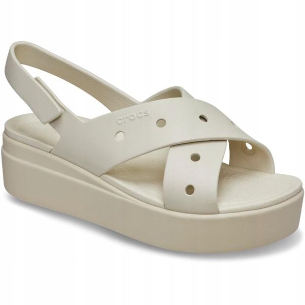 Sandały dla Kobiet Crocs Brooklyn 4U Cross Strap Sandal. Czarne sandały Crocs, bez wzorów, z materiału, eleganckie, bez obcasa, na obcasie, bez zapięcia. Za 289.99 zł.