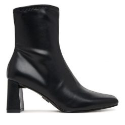Botki Steve Madden. Czarne botki Steve Madden, bez wzorów, bez obcasa, na słupku, bez zapięcia. Za 429.99 zł.