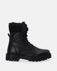 CZARNE SKÓRZANE BOTKI T016LEBLOBB035. Czarne botki Venezia, bez wzorów, ze skóry, bez obcasa, bez zapięcia. Za 299.00 zł.
