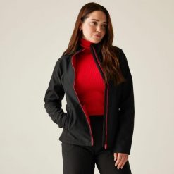 Damska kurtka softshell Ablaze z nadrukiem. Czarne kurtki przejściowe sportowe Regatta, na jesień, bez wzorów, z softshellu, bez kaptura, trekkingowe. Za 199.99 zł.