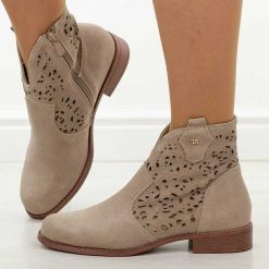 C.Beżowe tp skórzane ażurowe botki damskie T.Sokolski w26-50. Brązowe botki Sokolski, w ażurowe wzory, z jeansu, biznesowe, z okrągłym noskiem, bez obcasa, na obcasie, bez zapięcia. W wyprzedaży za 251.10 zł.