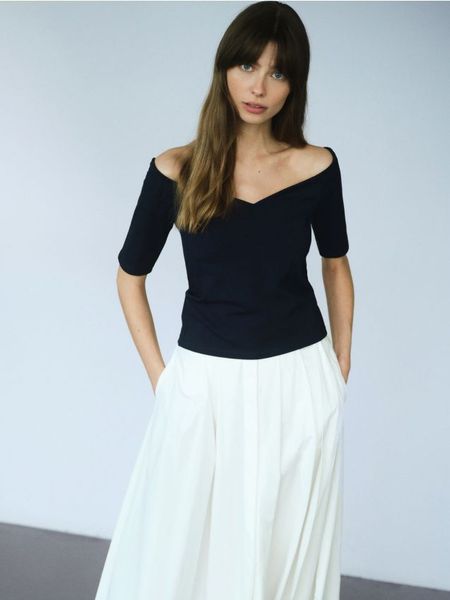 Bluzka z wiskozą - granatowy. Niebieskie bluzki Reserved, l, bez wzorów, z tkaniny, bez kołnierzyka, bez ramiączek. W wyprzedaży za 35.99 zł.