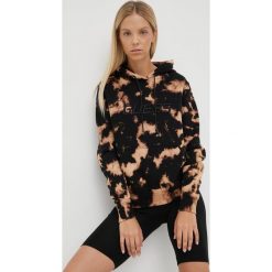 Guess bluza bawełniana damska kolor czarny z kapturem z aplikacją. Czarne bluzy Guess, l, z aplikacjami, z bawełny, bez ramiączek, z kapturem. W wyprzedaży za 320.99 zł.