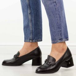 Czarne skórzane mokasyny damskie na obcasie Vinceza 18116. Czarne mokasyny VINCEZA, bez wzorów, ze skóry, z okrągłym noskiem. Za 229.00 zł.