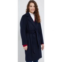 Tommy Hilfiger płaszcz wełniany kolor granatowy przejściowy dwurzędowy. Niebieskie płaszcze Tommy Hilfiger, bez wzorów, z materiału, klasyczne, bez kaptura. Za 1,519.90 zł.