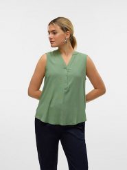 Vero Moda Bluzka w kolorze zielonym rozmiar: M. Zielone bluzki Vero Moda, m, bez wzorów, z wiskozy, klasyczne, bez kołnierzyka, bez ramiączek. Za 57.06 zł.