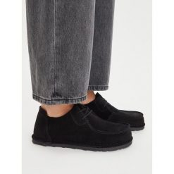 Półbuty Birkenstock. Czarne półbuty wsuwane Birkenstock, bez wzorów, bez obcasa, na płaskiej podeszwie. Za 719.99 zł.