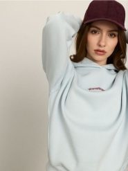 Bluza oversize z bawełną i nadrukiem - błękitny. Niebieskie bluzy Sinsay, l, bez wzorów, z bawełny, bez kaptura, do biegania. Za 49.99 zł.