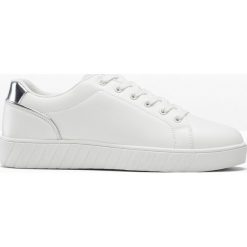 Sneakersy. Białe buty sportowe lifestyle bonprix, bez wzorów, sportowe, bez zapięcia. Za 109.99 zł.