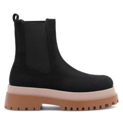 Botki JENNY. Czarne botki Jenny, bez wzorów, bez obcasa, na płaskiej podeszwie, bez zapięcia. Za 119.99 zł.