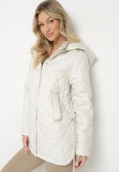 Jasnobeżowa Kurtka Pikowana z Odpinanym Kapturem i Ozdobnymi Sznurkami Xaledis. Brązowe kurtki Born2be, s, bez wzorów, z jeansu, eleganckie. W wyprzedaży za 135.99 zł.
