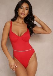 Czerwone Body z Usztywnionymi Miseczkami Dodatkowo Łańcuszek z Cyrkonii Valedi. Czerwone body i gorsety Renee, bez wzorów, bez ramiączek. W wyprzedaży za 39.99 zł.
