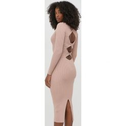 Guess sukienka kolor beżowy midi dopasowana. Brązowe sukienki Guess, l, z aplikacjami, z wiskozy, bez kołnierzyka, bez ramiączek, maxi, dopasowane. Za 699.99 zł.