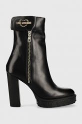Love Moschino botki skórzane damskie kolor czarny na słupku. Czarne botki Love Moschino, bez wzorów, z gumy, bez obcasa, na słupku, bez zapięcia. W wyprzedaży za 739.99 zł.