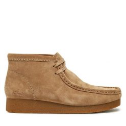 Botki Clarks. Brązowe botki Clarks, bez wzorów, bez obcasa, na płaskiej podeszwie, bez zapięcia. Za 299.99 zł.