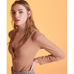 Lekka bluzka z głębokim dekoltem - Beżowy. Bluzki marki Cropp. Za 49.99 zł.